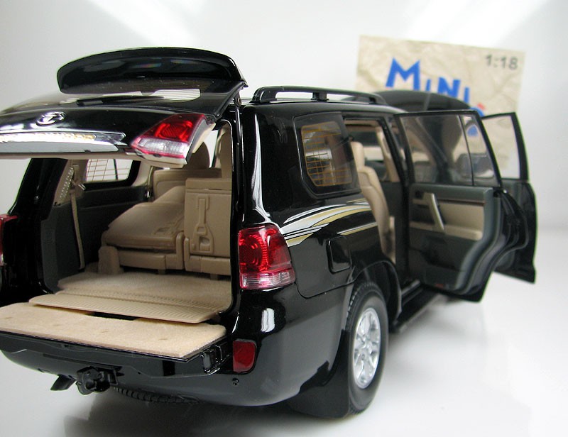 Тай 200. Игрушки Toyota Land Cruiser 200. Toyota Land Cruiser 200 1 18. Модель Тойота ленд Крузер 200 масштаб 1:18. Land Cruiser 200 с открытым багажником.